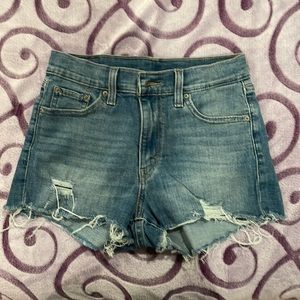 ‼️SOLD‼️Distressed Levi Shorties